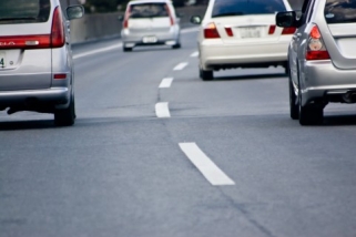 道路を行き交う自動車