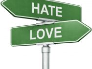 「HATE」と「LOVE」と書かれている標識