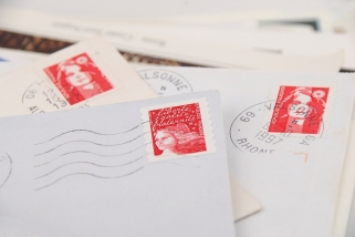 切手が貼られた複数の封筒